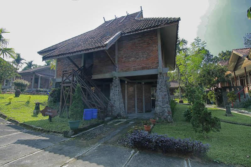 Disaster Oasis Hotell Kaliurang Exteriör bild