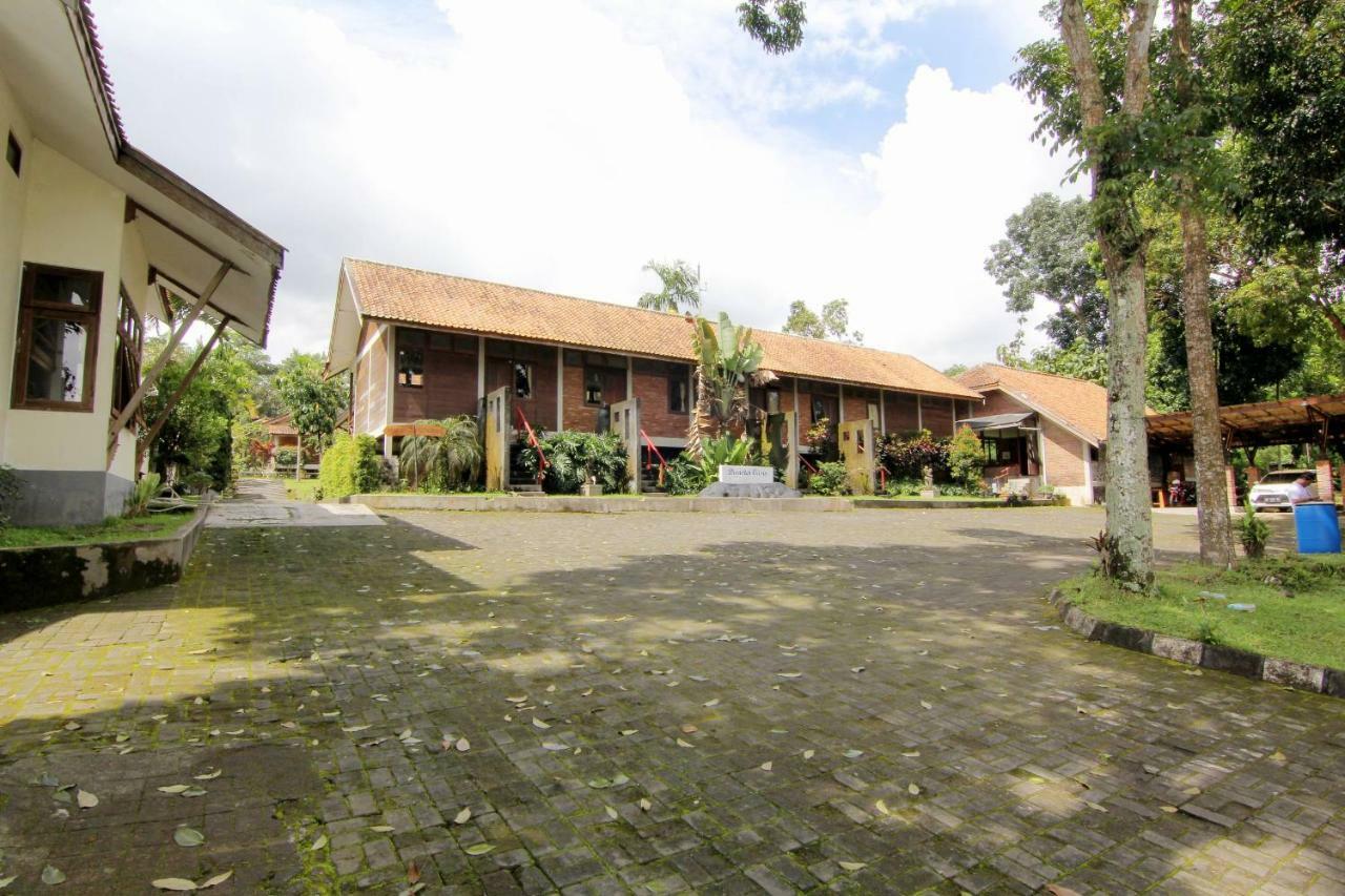 Disaster Oasis Hotell Kaliurang Exteriör bild