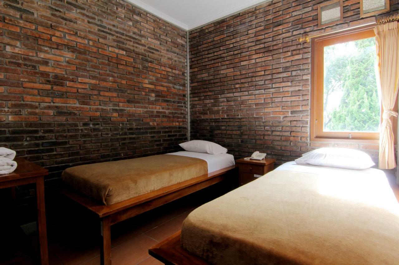 Disaster Oasis Hotell Kaliurang Exteriör bild