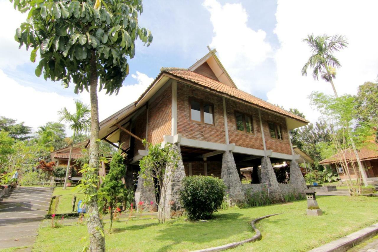 Disaster Oasis Hotell Kaliurang Exteriör bild