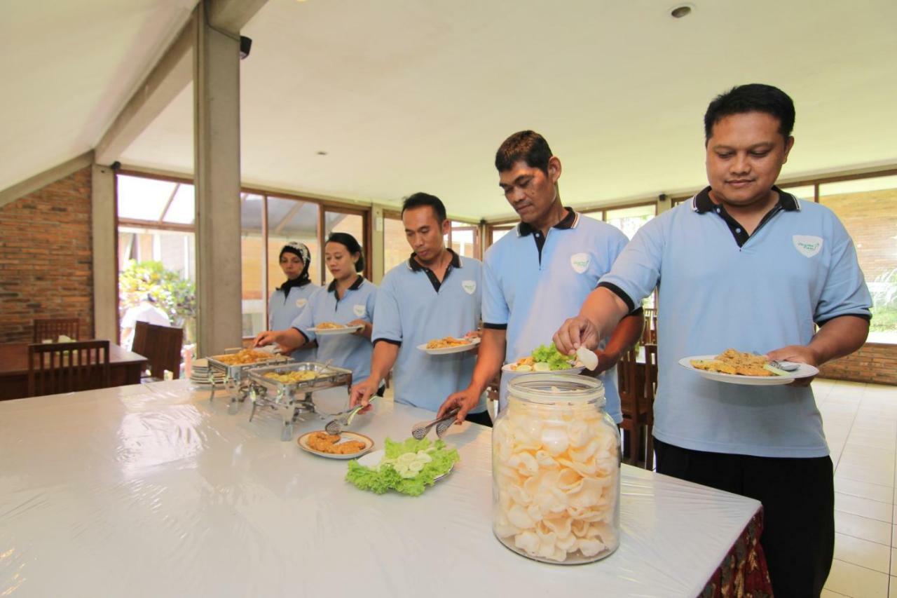 Disaster Oasis Hotell Kaliurang Exteriör bild